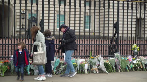 Familia-Rindiendo-Homenaje-Al-Príncipe-Philip-Fuera-Del-Palacio-De-Buckingham