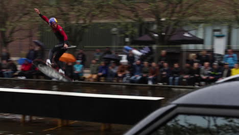 Von-Redbull-Gesponserter-Wakeboarder,-Der-Bei-Einem-Wakeboard-Wettbewerb-Tricks-In-Zeitlupe-Vorführt