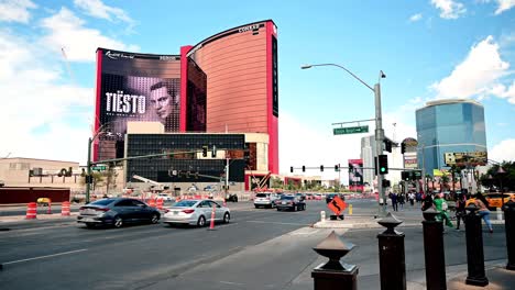 Intersección-De-La-Franja-De-Las-Vegas-Con-Turistas-Cerca-Del-Mundo-De-Los-Resorts