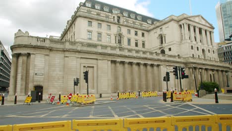 Lockdown-in-London,-slow-motion-pan-of-Threadneedle-Street's-empty-roads-and-The-Bank-of-England,-during-the-COVID-19-pandemic-2020