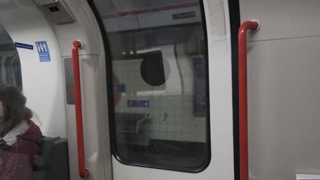 Türen-Der-Londoner-U-Bahn-öffnen-Sich-An-Der-Central-Line-Der-U-Bahn-Station-Queensway