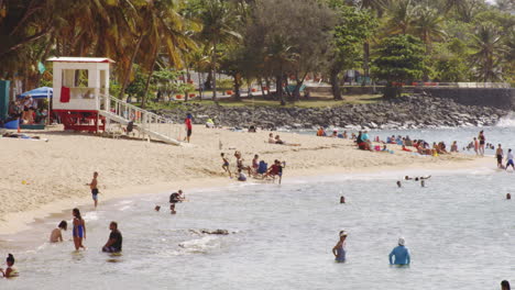 Vista-De-La-Playa-Llena-De-Turistas-En-Un-Día-Soleado,-San-Juan-Puerto-Rico