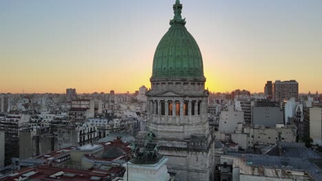 Filmische-Luftaufnahme-Der-Kuppel-Des-Nationalkongresses-Bei-Sonnenuntergang