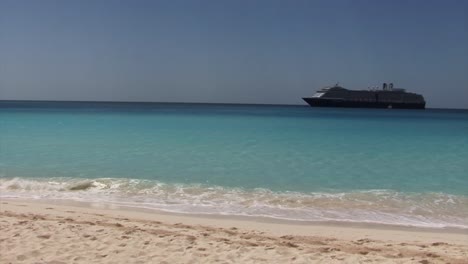 Noordam-cruise-ship-anchored-near-Half-Moon-Cay-island