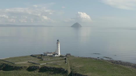 Luftaufnahme-Des-Leuchtturms-Pladda-Auf-Der-Insel-Arran-An-Einem-Sonnigen-Tag,-Schottland