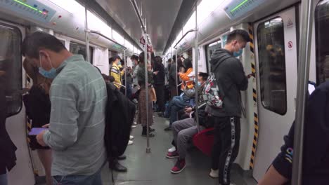 Menschen,-Die-Während-Der-Covid-19-Pandemie-Im-U-Bahn-Wagen-Reisen