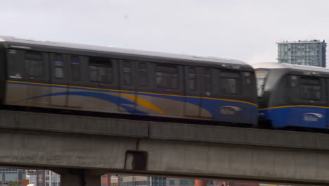 Skytrain-Fährt-Mit-Gebäuden-Im-Hintergrund.-Vancouver