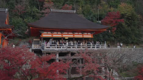Turistas-Que-Visitan-El-Templo-Kiyomizu-dera-En-Otoño