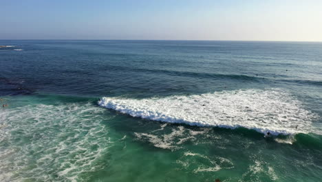 Gente-Surfeando-En-La-Playa-En-Un-Día-Soleado-En-La-Jolla,-California,-Estados-Unidos