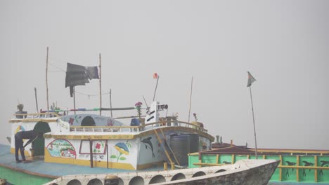 Der-Sandtrawler-Mit-Bangladeschischer-Flagge-Ist-Unterwegs