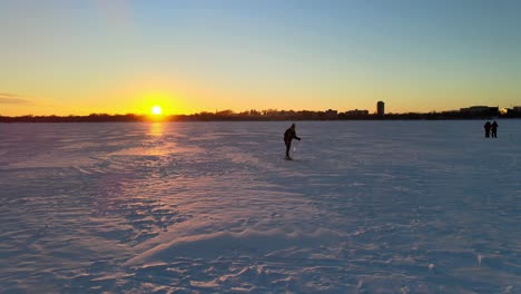 Esquiar-Sobre-Un-Lago-Congelado-Durante-La-Puesta-De-Sol,-Minneapolis-Minnesota-Deportes-De-Invierno,-Disfrutar-Al-Aire-Libre,-Viajar-Durante-El-Invierno