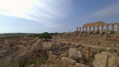 Panoramic-panning-view-of-famous-Selinunte-archaeological-park-in-Sicily,-Italy