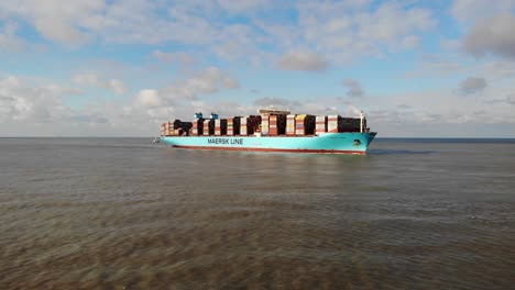 Teilweise-Beladenes-Riesiges-Containerschiff,-Beladen-Und-Festgezurrt-Mit-Containern-An-Deck,-Unterwegs-Auf-Ruhiger-Nordsee-In-Richtung-Des-Hafens-Von-Rotterdam,-An-Einem-Teilweise-Bewölkten-Tag