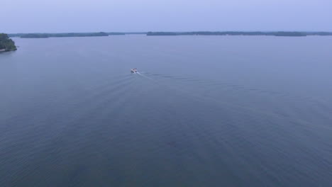Wide-drone-shot-of-boat-on-Indian-Lake-in-Ohio