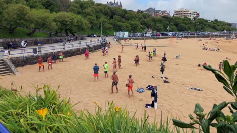 Menschen-Spielen-Mit-Tennisball-Und-Holzschaufel-Am-Strand