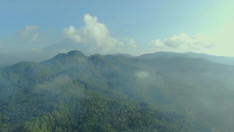 Luftpanorama-Menoreh-Hügel-Bewachsen-Mit-Tropischem-Wald,-Gesehen-Durch-Wolken