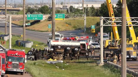 Accidente-De-Petrolero-En-Medio-De-La-Carretera-Con-El-Equipo-De-Emergencia-Ayudando-Y-Tratando-De-Arreglar