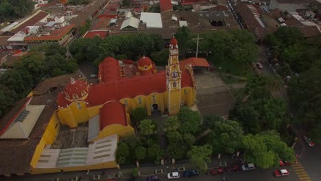 Spektakuläre-Luftaufnahme-Mit-Drohne-Der-Zentralen-Kirche-Der-Magischen-Stadt-Coatepec,-Veracruz