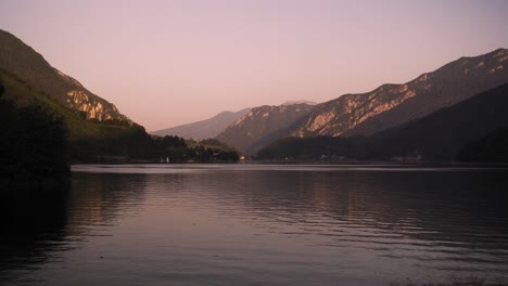Puesta-De-Sol-Sobre-El-Lago-Ledro-Lago-Di-Ledro-En-Italia---Toma-Estable-De-Mano