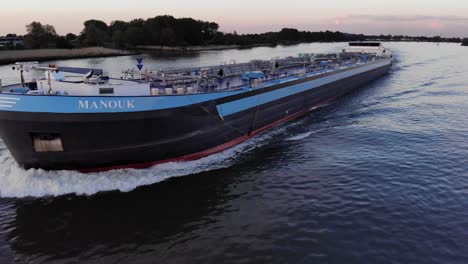 Manouk-Öltankschiff,-Das-In-Der-Abenddämmerung-über-Wasserstraßen-In-Den-Niederlanden-Fährt