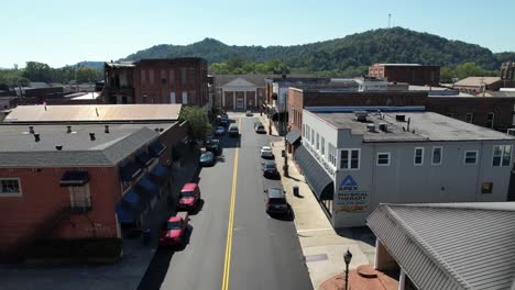 Barbourville,-Kentucky,-Luftaufnahme-Aus-Der-Luft,-Die-In-Richtung-Des-Gerichtsgebäudes-Von-Knox-County-Fliegt