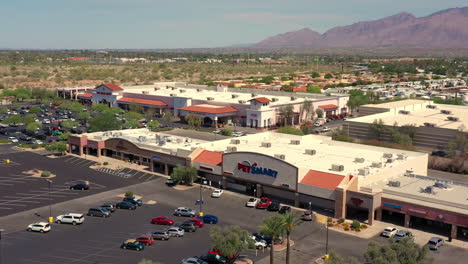 Vista-Aérea-De-Un-Mercado-Con-Un-Par-De-Negocios-En-Tucson,-Arizona