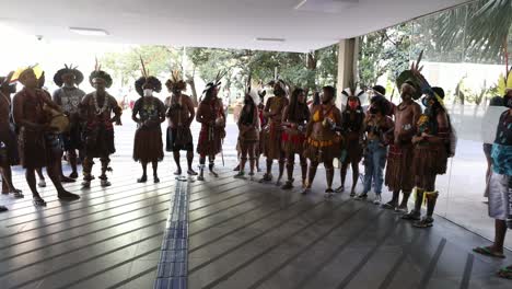 Indígenas-Tribales-Con-Trajes-Tradicionales-Y-Máscaras-Faciales-Que-Protestan-En-Un-Edificio-Del-Gobierno-En-El-Capitolio
