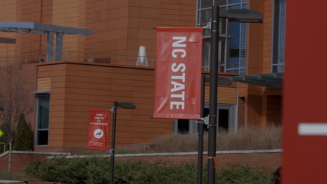 Bandera-Vertical-Roja-De-La-Universidad-Estatal-De-Nc-En-El-Poste-Al-Aire-Libre-En-Raleigh,-Carolina-Del-Norte