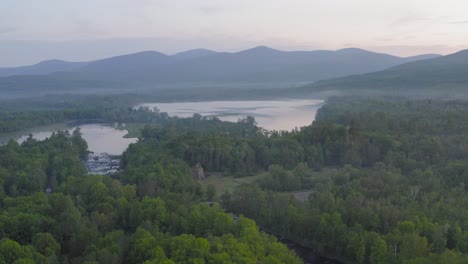 Malerische-Luftaufnahme-über-Die-Wildnis-Des-Silver-Lake-In-Maine-Am-Frühen-Morgen