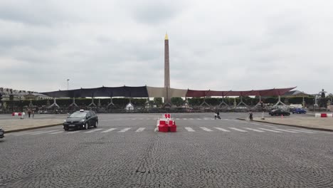 Toma-Estática-De-La-Place-De-La-Concorde-Con-Stand-Para-La-Gente-Del-Gobierno-Durante-El-Día-De-La-Bastilla-Y-El-Desfile-De-Demostración-Militar,-París-Francia