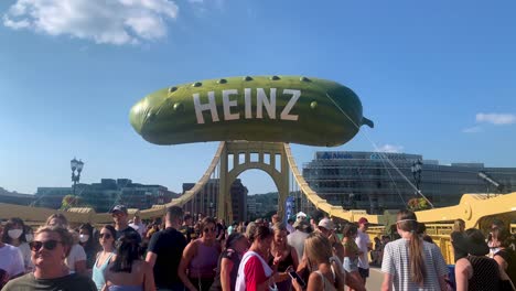 Während-Des-Coronavirus-Versammelten-Sich-Menschen-Auf-Der-Andy-Warhol-Brücke,-Um-Das-Pircklesburgh-Pickle-Festival-Zu-Genießen