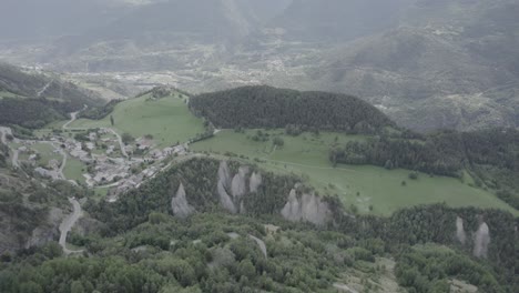 Schwenkvideo,-Das-Sich-Mit-Einer-Drohne-über-Das-Aostatal-In-St.-Nikolaus-Mit-Der-Kirche-Von-Fonfo-Und-über-Eine-Kurvenreiche-Straße-Vorwärts-Bewegt