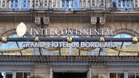 Señal-Frontal-Del-Hotel-Intercontinental-En-Una-Mañana-Despejada-Con-Un-Elaborado-Diseño-De-Texto-Metálico,-Toma-De-Mano