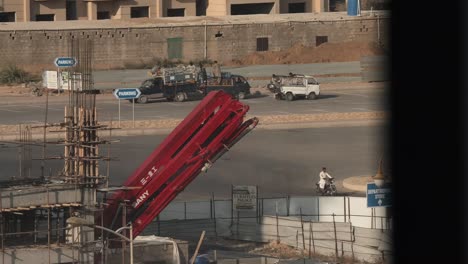 Grúa-Plegada-Roja-Que-Se-Baja-En-El-Sitio-De-Construcción-En-La-Ciudad-De-Bahria-En-Karachi