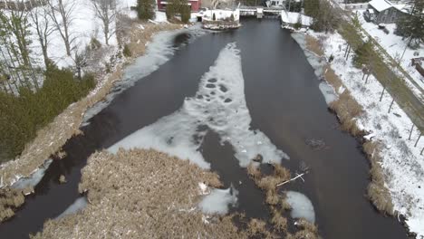 Luftüberflug-Eines-Zugefrorenen-Alton-Mill-Pond-In-Caledon,-Ontario