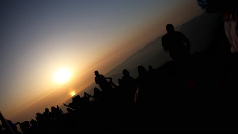 Tiro-Giratorio-De-Personas-En-Silueta-Junto-Al-Mar-En-El-Líbano-Al-Atardecer