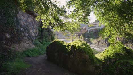 Rocas-Cubiertas-De-Musgo-En-Un-Lugar-Secreto-Junto-Al-Río-En-Gujo-Hachiman,-Gifu-Japón