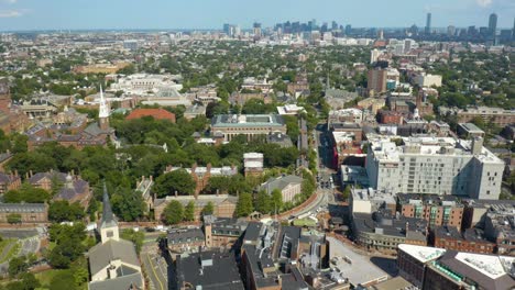Blick-Aus-Der-Vogelperspektive-Auf-Den-Campus-Von-Harvard,-Der-Schwenk-Zeigt-Das-Stadtbild-Von-Boston