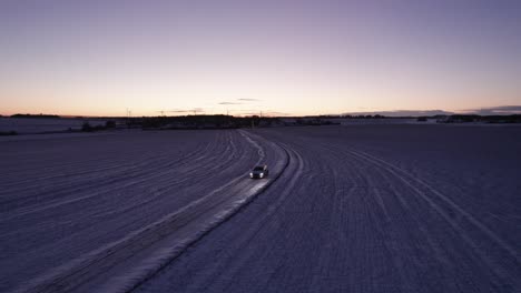 Luftaufnahme,-Fahrendes-Auto-Auf-Schneebedeckter-Straße-In-Verschneiter-Winterlandschaft