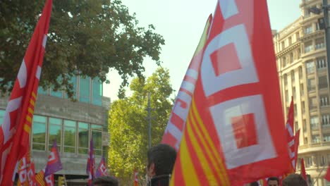 Italienischer-Generalbund-Der-Arbeiter-Demonstranten-Tragen-Masken-Und-Halten-Fahnen-Auf-Der-Straße-Von-Zaragoza-In-Aragonien,-Spanien