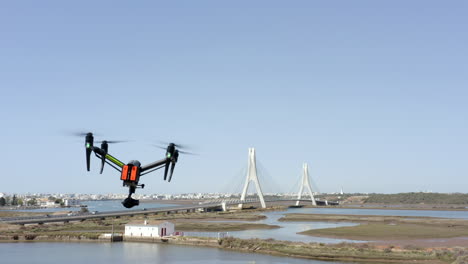 Imágenes-Del-Drone-Dji-Inspire-Durante-Un-Vuelo-De-Prueba-En-El-Contexto-Del-Puente-Ferroviario-De-Portimao,-En-El-Distrito-De-Faro,-Portugal,-El-10-De-Noviembre-De-2021
