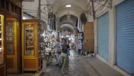 Menschen,-Die-Im-Marktgebäude-In-Tunesien-Spazieren-Gehen-Und-Einkaufen