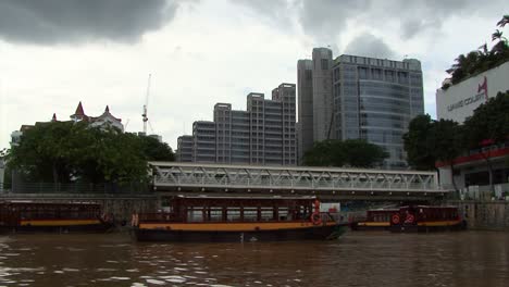 Botes-Pequeños-En-El-Río-Singapur