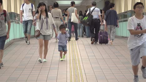 Zeitlupenaufnahme-Von-Chinesen,-Die-Durch-Die-Straßen-Von-Hongkong-Gehen