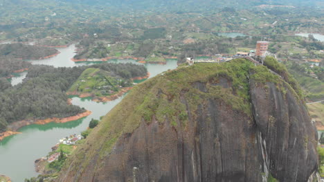 Roca-De-Guatape,-También-Llamada-La-Piedra-O-El-Peñol-Ubicada-En-El-Pueblo-Y-Municipio-De-Guatape,-Antioquia---Toma-Aérea-De-Drones