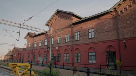 Altes-Ystad-Hauptbahnhofsgebäude-In-Südschweden-Skåne,-Weitwinkelaufnahme-Aus-Der-Hand