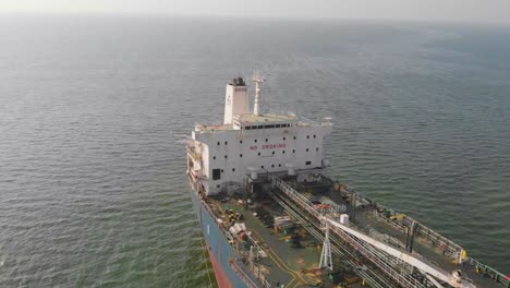 Luftaufnahme-über-Einem-Tanker-Mit-Dem-Arabischen-Meer-Im-Hintergrund-Auf-Dem-Gadani-Breakers-Yard