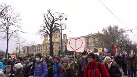 Signo-Del-Corazón-Retenido-Durante-Las-Protestas-Contra-La-Corona-En-Viena,-Austria