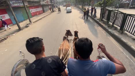 Dos-Caballos-Están-Tirando-De-Un-Carruaje-Tirado-Por-Caballos-En-La-Carretera-De-La-Ciudad-De-Dhaka