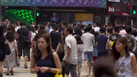 Slow-motion-of-chinese-gathering-in-local-market-for-shopping,-zoom-out-blurred-faces